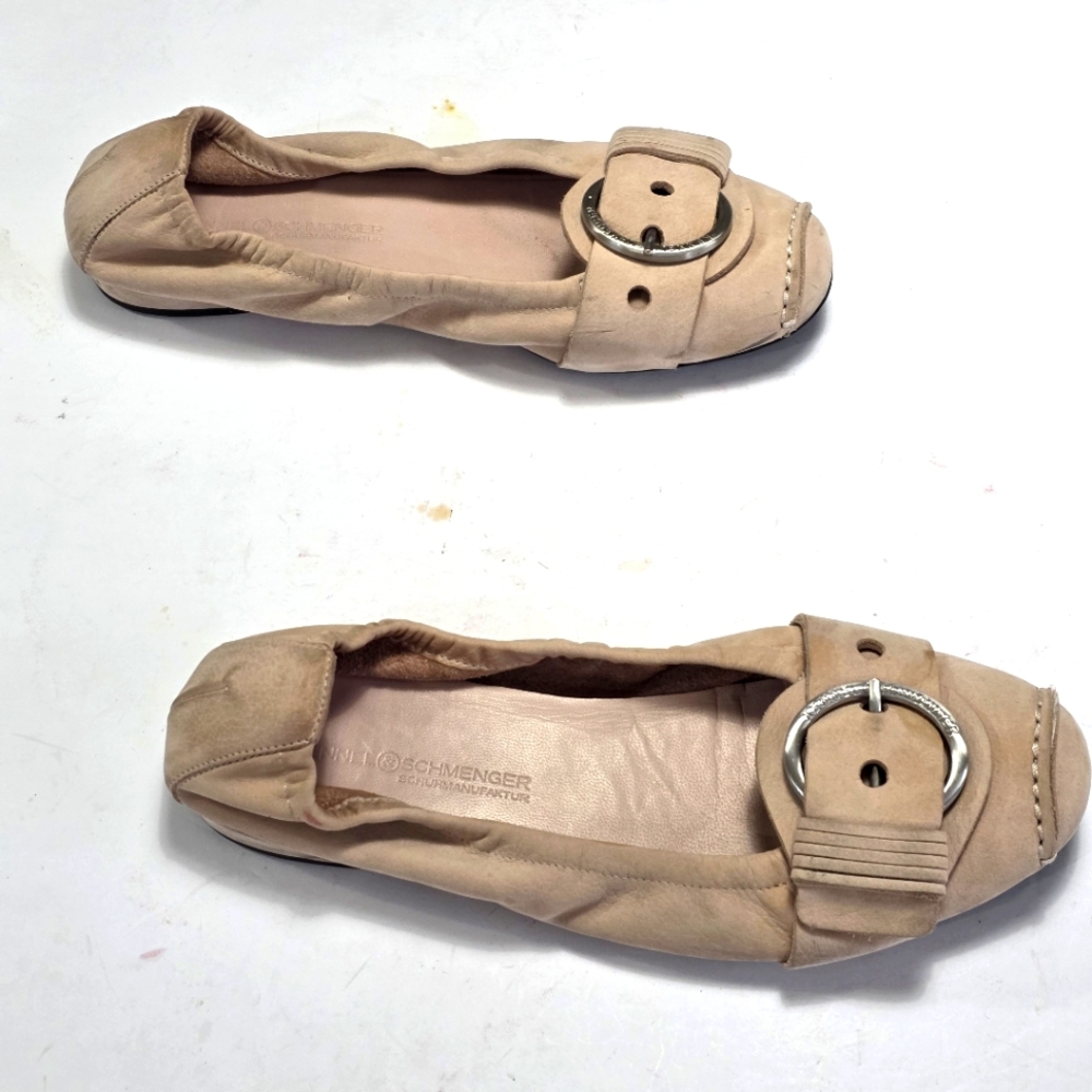 Kennel & Schmenger Women's Beige Leather Flats with Silver Buckle Size 6M